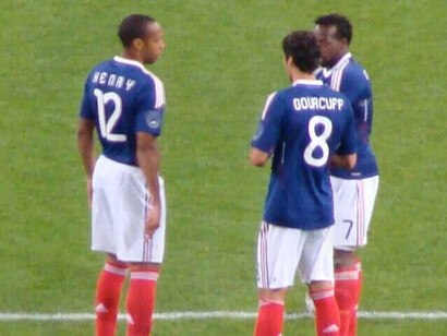 Thierry Henry en 2009 lors du match contre l'Irlande. La main qui scelle une polémique, mais aussi un moment d'instinct pur