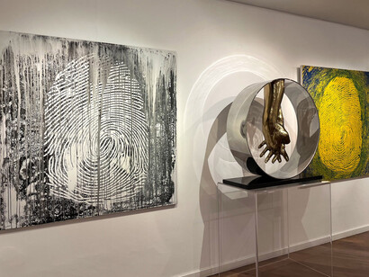 Lorenzo Quinn, Love will save us, veduta dell’esposizione. Cortesia di Contini Art Gallery