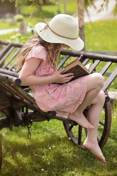 Esse é, aliás, um dos factores da emergência do Literaturismo e do Turismo Literário e/ou Artístico, em geral, derivado do Grand Tour europeu (sécs. XVII-XIX, mais atento ao legado da Antiguidade Clássica e do renascimento), onde as Casas Museu, as Casas Memória e as rotas patrimoniais (literárias e outras) são as protagonistas mais evidentes, sendo certo que a sinalização dos lugares de nascimento, morte e vida de personalidades e a toponímia das ruas um dos procedimentos mais familiares decorrentes desse desejo de melhor compreendermos a “alma dos lugares” e os “lugares da alma” das personalidades que mais nos interessam, o seu imaginário, sem, com isso, cairmos no velho Positivismo… 