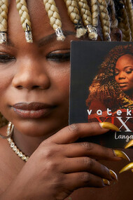 Um álbum surpreendente. Um disco solar, num país cinzento. Uma obra onde são percetíveis a dor de perder um pai, a dor de ser explorada e roubada, a dor da saudade, o amor à tradição, o sacrifício do trabalho para sustentar os (nossos) dependentes, abusando, num universo próprio, de elementos das mais diversas tipologias, como rock, jazz, bossa nova, psicadelismos, ambientalismo, africanismos, vários ou eletrónicas, sobretudo com uma descontração imensa e imersiva. É coisa rara por estes lados: um disco simultaneamente bem executado e capaz de respirar espontaneidade e graça por todos os poros