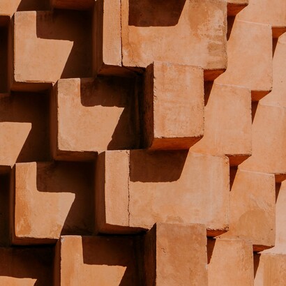 Le categorie e i concetti che utilizziamo per interpretare la realtà non hanno confini rigidi, ma strutture fluide che si trasformano continuamente attraverso l’esperienza