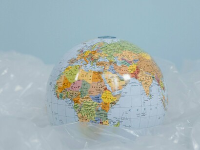 A relação com as mudanças climáticas e ambientais permeia essas produções, mas não como tema exógeno, e sim como realidade vivida. A artista e bióloga Uýra Sodoma, que se apresenta como "uma árvore que caminha", usa seu corpo em performances que documentam as transformações na floresta amazônica. Em sua série fotográfica "Mil Quase Mortos" (2018), documentada no catálogo da exposição "Histórias Brasileiras" (MASP, 2022), Uýra aparece coberta de elementos naturais, folhas e tintas que remetem a grafismos indígenas, em áreas degradadas ou em recuperação


