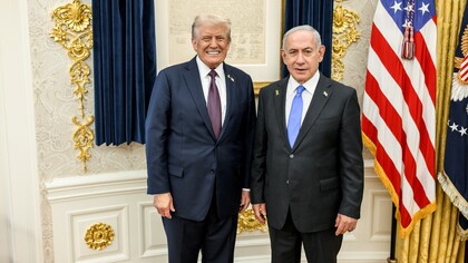 Il presidente Donald Trump posa per una foto con il primo ministro israeliano Benjamin Netanyahu nello Studio Ovale dopo una conferenza stampa congiunta in cui è stato annunciato il piano di pace degli Stati Uniti per Gaza, lunedì 29 settembre 2025. Foto ufficiale della Casa Bianca di Daniel Torok