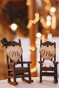 Explore unique wedding cake decor featuring charming Mr. and Mrs. rocking chairs, adding a touch of whimsy to your special day