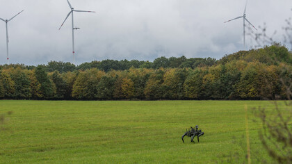 Un pequeño sistema aéreo no tripulado (sUAS) y un perro robot se integran en un estudio durante una demostración de entrenamiento de campo en el complejo de entrenamiento en  2023. Complejo de entrenamiento Polygone en Bann, Alemania
