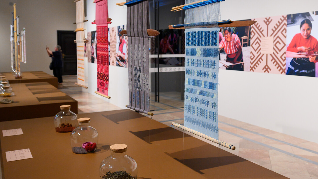 The colours of the Earth. Modern textile art in Mexico, exhibition view. Courtesy of Weltmuseum Wien