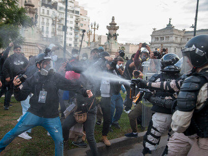 Periodistas independientes han sido insultados, denunciados judicialmente y atacados por el gobierno y sus seguidores, mientras medios oficialistas difunden información alineada con la Casa Rosada