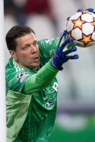 Nell'estate del 2017, Szczęsny è stato acquistato dalla Juventus, dove ha ereditato il posto di Gianluigi Buffon come portiere titolare