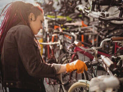 Caminando podemos alcanzar una velocidad de 15 km/h. La bici podría, quizá, alcanzar en la ciudad unos 30 km/h. Un auto sencillo permite, en cambio, alcanzar 100 km/h en menos de un minuto. Sin embargo, la proliferación de autos produce, además de los conocidos efectos “secundarios”  —contaminación, accidentes y ruido—, una paradoja. Taller de bicicletas, Copenhague, Dinamarca