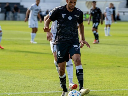 Jogo de futebol. Os treinadores portugueses, incorporados ao futebol brasileiro, confirmam a grande influência intelectual que graduações e pós-graduações desportivas têm sobre o maior vício passional do mundo, comprovadamente
