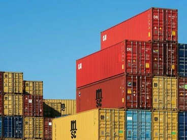 Esse modelo assegura coerência de marca e eficiência de custos, ao mesmo tempo em que permite flexibilidade para adaptação a regulações locais, comportamento do consumidor e dinâmicas competitivas