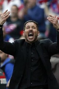 'Cholo' Simeone, en uno de sus típicos gestos arengando a la grada