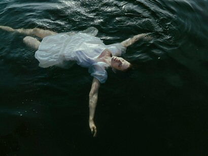 Padronizar alguns minutos de silêncio pela manhã ajuda a organizar expectativas para o dia. Pausas silenciosas à tarde funcionam como atualizações rápidas do sistema. Momentos de silêncio à noite preparam o corpo para descanso real, em vez de apenas desligar por exaustão