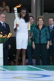 Fabiana Claudino, capitã bicampeã da seleção de voleibol, carrega a tocha