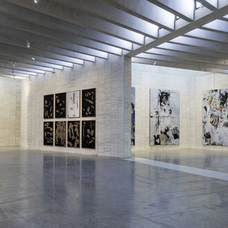 Secundino Hernández, Estación total, vista de exhibición. Cortesía del MUSAC