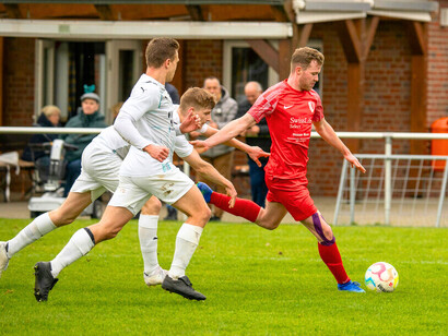 Le football en mouvement : entre intensité et adaptation, les défenseurs s’ajustent aux nouvelles dynamiques du jeu