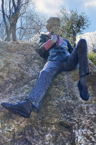 Estatua de Oscar Wilde sobre una gran roca.  Merrion Square, Dublin, Irlanda. Danny Osborne, 1997. Foto: Jorge M. González