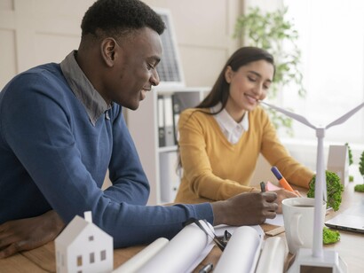 Agora, vamos colocar isso em perspectiva. Considerando uma vida útil de 25 a 30 anos, o painel passará mais de 90% de sua existência em um imenso superávit energético, gerando eletricidade limpa, silenciosa e com zero emissões. Comparado a uma usina a carvão, que polui continuamente durante toda a sua operação, a vantagem da energia solar se torna evidente e inquestionável


