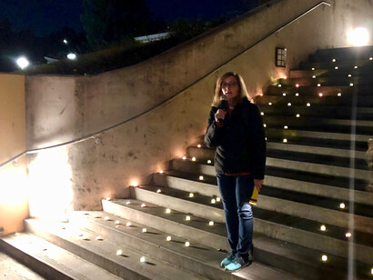 Evento que tuvo lugar al atardecer del 15 de febrero de 2018, frente a la entrada de la escuela, donde se repartieron velas y pulseras naranjas para protestar contra la violencia armada. Tamalpais High School de Mill Valley, 2018, California, EE.UU.