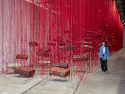 Chiharu Shiota, Home less home, exhibition view. Courtesy of Institute of Contemporary Art, Boston 