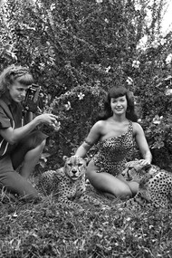 Bettie Page com dois cheetah e a fotografa Bunny Yeager, 1954