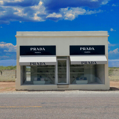L’identità Prada si costruisce su contrasti: minimalismo e opulenza, classicismo e sperimentazione, rigore e ironia