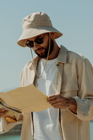 Viajante e mochileiro usa mapa para conhecer ilha 