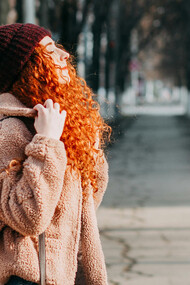 Garota respira profundamente a brisa da manhã gelada que atravessa seu caso em dia frio