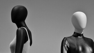 La definizione di supermodel ha trasformato la moda da semplice esposizione di abiti a spettacolo culturale, facendo delle modelle vere e proprie icone globali il cui fascino, personalità e carisma contano quanto i vestiti che indossano