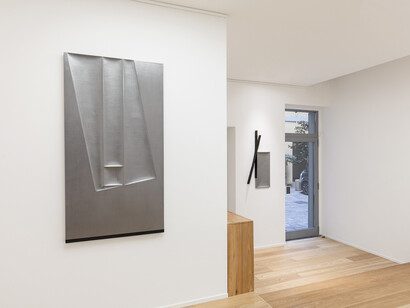 Alberto Burri e Nunzio, Nero x nero, veduta della mostra. Per gentile concessione della Galleria Mazzoleni