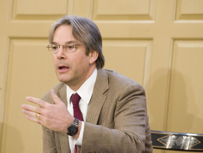 El punto de partida es un sistema en el cual un liderazgo hegemónico (especialmente el de los Estados Unidos después de 1945) construye instituciones, pactos, normas y expectativas que favorecen la cooperación, la apertura comercial, el respeto a los derechos humanos y la democracia liberal (Ikenberry, 2001; Ikenberry, 2020). G. John Ikenberry en el Miller Center, 2011, Virginia, EE.UU.