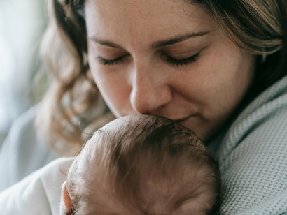 Mãe e seu bebê. Após alguns meses, Albino estava quase a completar um ano, mas as complicações aumentavam. Albino costumava descansar sobre uma árvore, o que costumava ser uma árvore, que começou a desabrochar novos ramos junto da cadeira baloiço onde o bebé dormia. Pequenos ramos com pequenos brotos circundavam-no


