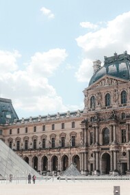 Musée du Louvre, scorcio del cortile principale con la piramide frutto dell'ampliamento degli anni Ottanta, inaugurata nel 1989, Parigi, Francia. Foto di Mathias Reding