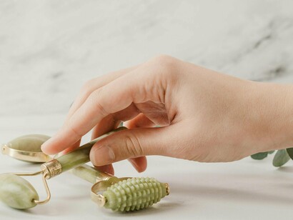 Os cosméticos que contêm níveis de tratamento podem ter uma combinação com outros ativos que você já usa, e o resultado pode ser negativo. Então, entender o que pode ir com o que está na sua rotina e seguir as instruções e recomendações de cada produto dermatológico pode ser o ponto-chave para o resultado de uma pele saudável e que responde ao que você está usando. Isso é diferente do que é mostrado em vídeos curtos, onde algumas pessoas usam uma quantidade às vezes exagerada de produtos e misturam tratamentos diferentes





