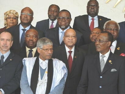 O presidente Jacob Zuma posa com outros chefes de Estado durante o retrato de família na 26ª Sessão Ordinária da Cúpula da União Africana em Adis Abeba, Etiópia, 2016