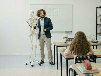 Professor ensina sobre o esqueleto humano à turma. Ampliação dos apoios especializados: a contratação de psicólogos, psicopedagogos, AEEs e acompanhantes terapêuticos deve ser prioridade nas políticas educacionais. Esses profissionais auxiliam no atendimento às diversidades e na criação de um ambiente escolar acolhedor e inclusivo. Estudos apontam que, mesmo com legislações recentes, o número desses profissionais nas escolas é insuficiente, comprometendo a qualidade da educação inclusiva