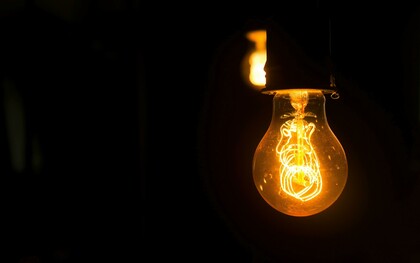 Lâmpada elétrica. A invenção da eletricidade é uma das maiores conquistas da humanidade, responsável por transformar radicalmente a sociedade e possibilitar a criação de inúmeras tecnologias modernas que moldam o mundo em que vivemos hoje. A história da eletricidade começa com as primeiras observações sobre fenômenos elétricos e evolui para descobertas e inovações que mudaram o curso da civilização