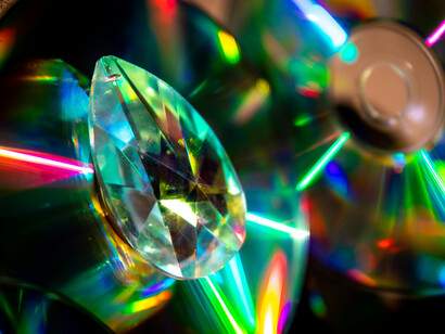 Quand la lumière rencontre la matière, les couleurs se libèrent et invitent le regard à ralentir, à contempler