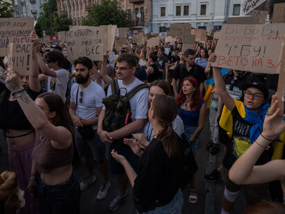 La corrupción implica sobornos y pagos a las partes implicadas que, sin asco y con mucho tino, construyen y sostienen redes clientelares que facilitan la extracción de recursos públicos. Protestas contra la corrupción 23.07.2025. Kiev, Ucrania