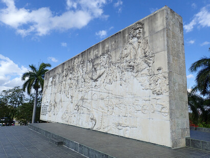O Memorial de Che Guevara em Santa Clara, Cuba, é um espaço de memória e reflexão com esculturas, documentos e a força da história revolucionária