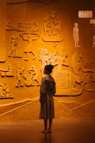 A compositora sugerira de se encontrarem no Café de l’Art, uma famosa rede lanesana com lojas mesmo fora do reino. A das Galeries Boursonnot é bastante aconchegante e acolhedora, com decoração temática alusiva à Música – sobretudo à Ópera, a principal forma de Arte admirada pelos lanesanos