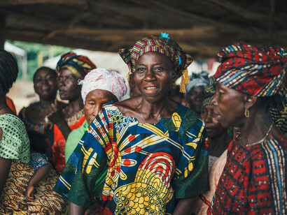 Un groupe de femmes rassemblées dans un village d’Afrique de l’Ouest, symbolisant l’engagement communautaire et la place centrale des citoyens dans le développement et l’avenir du Mali