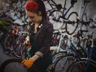 Pasado cierto umbral, el número de coches desemboca en tráfico. Si el número de autos sigue creciendo, aumenta el tráfico, hasta que la velocidad promedio del automovilista termina siendo igual a la del transeúnte e inferior a la de una bicicleta. Taller de bicicletas, Copenhague, Dinamarca