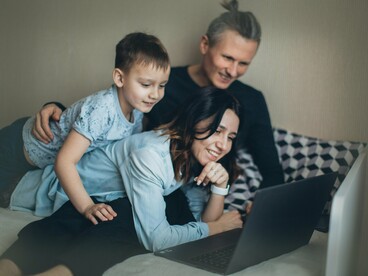 De repente, a ideia de viver numa aldeia com vista para a serra, rodeado de silêncio e ar puro, sem perder o emprego na cidade, passou a ser real. Menos filas de trânsito, mais qualidade de vida, casas a preços decentes e dinheiro a circular na economia local. Soa a sonho, não soa?


