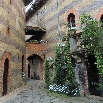 È famoso per il suo Parco delle Fiabe, un’attrazione molto amata da famiglie e bambini, che unisce storia e fantasia. Gropparello, Emilia-Romagna, Italia