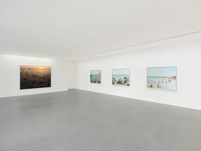 Massimo Vitali, 94/22, exhibition view. Courtesy of Zander Galerie