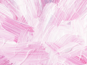 Las texturas rugosas y los colores pastel de sus obras crean una sensación de serenidad