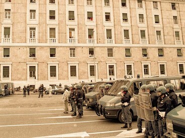 Facciata laterale del Palazzo della Questura di Genova, G8, 20 luglio 2001