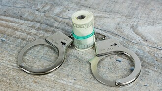 Os fantasmas da guerra tornaram este povo à mercê da ideologia libertadora, que castiga a sua mente com o eco das armas e com promessas falsas de desenvolvimento. A oposição foi aliciada com promessas de paridade na gestão da máquina eleitoral e, com os desejos mais profundos de riqueza e benesses, foi atraída para uma armadilha da qual já não consegue sair nem fazer nada. Mesmo dentro da máquina eleitoral, com o tempo, as mordomias, luxúrias e acordos secretos foram fazendo parte de suas vidas, e esqueceram-se da sua missão de oposição e guardiões do povo