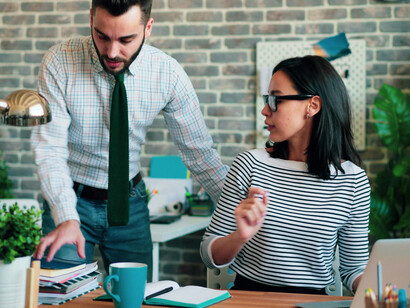 Para evitar a compañeros narcisistas, es fundamental observar la coherencia entre lo que dicen y lo que hacen, especialmente cuando el encanto inicial es desproporcionado